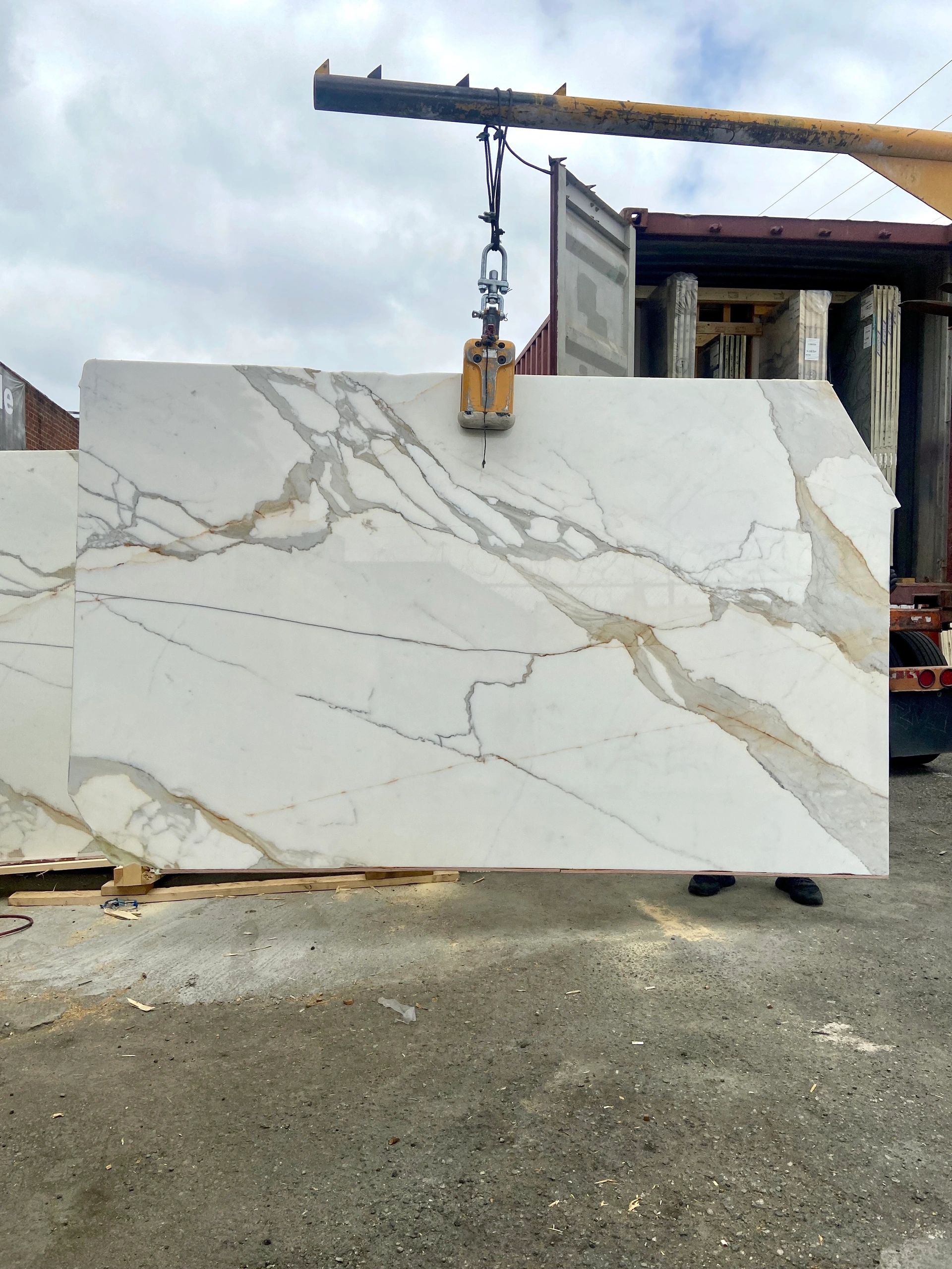 Exclusive white marble slabs of Calacatta gold marble
